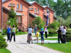 В Палласовском районе в новые коттеджи переехали 18 детей-сирот