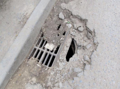 Дорога на въезде в 9 микрорайон начала обваливаться, угрожая жизням волжан