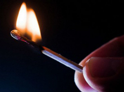 Под Волжским подростки подожгли стройматериалы