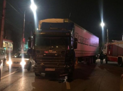 В Волгограде фура протаранила 12 автомобилей: пострадали пять человек