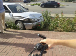 «Десятка» и «Волга» «припарковались» на площади Строителей и в клумбе 