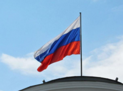 День флага принесет жару