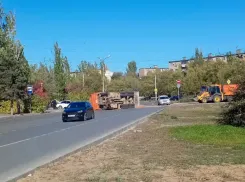 КамАЗ перевернулся на кольце Карбышева в Волжском