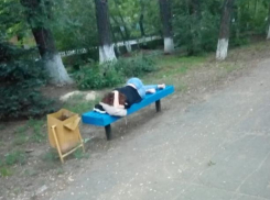 Волжанка устроила «привал» на лавочке