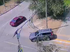 «Влетел» в административное здание: 3 человека пострадали в ДТП в Волжском