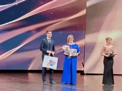 Учитель из Волжского стала победительницей областного конкурса «Женщина 2025 года»