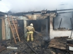 В Волжском сгорели два сарая и баня