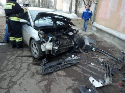 Стали известны подробности столкновения автомобиля с домом в Волжском