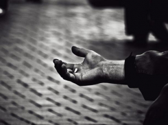 Здоровый лоб наживается на верующих в Средней Ахтубе, - сельчанин