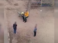 «Рукоприкладство и постоянный ор матом»: как соседи отзываются о горе-отце, попавшем на скандальное видео в Волжском