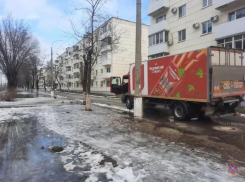 Грузовик насмерть сбил пешехода на тротуаре в Волгограде