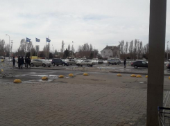 Спецслужбы в Волжском нашли подозрительный чемодан у «Ленты»