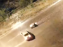 Драматичное приземление байкера на крышу авто попало на видео в Волжском 