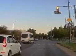 Маршрутчик, рискуя пассажирами, пронесся на красный