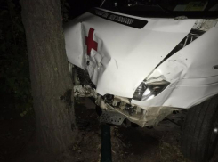 Скорая помощь влетела в дерево, задев иномарку, в которой находились маленькие дети в Волжском