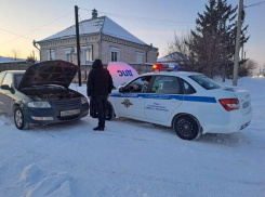 В Волгоградской области ГАИ выталкивала машины из сугробов и спасала горячим чаем водителей