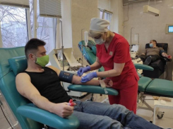 Больных COVID-19 лечат: жители Волгоградской области сдали 611 литров антиковидной плазмы