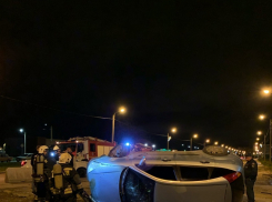 Дважды судимый водитель без прав перевернулся на иномарке в Волжском