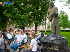 Владимир Высоцкий и Волжский: в чем связь и где увидеть легендарного поэта