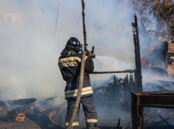 Под Волжским сгорел деревянный дом
