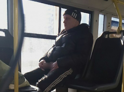 Дрочун с покерфейсом «покорил» старый автобус в Волжском