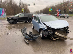 В Волжском на перекрестке с нерабочим светофором разбилась машина: видео