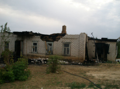 В Волгограде от удара молнии загорелся дом