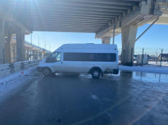 Пассажирский автобус протаранил ограждение недалеко от Волжского: трое пострадавших