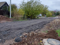 Дети-инвалиды тонут в грязи без обещанной 3 года назад дороги в Волжском: видео