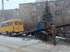 В Волжском усилили контроль за неправильной парковкой: десятки авто отправлены на спецстоянку