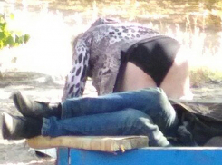 Любителей жарких игр в детской песочнике не испугал прохладный октябрь в Волжском 