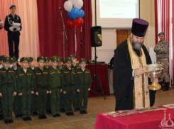 Аты-баты: в Волжском юнармейцам освятили погоны