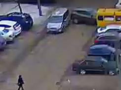 Напористый водитель, сдавая задом, протаранил иномарку в Волжском 