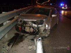 Отчаянный водитель влетел в перекрытие на мосту