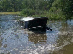 Волжские экстремалы утопили машины, понтуясь перед девчонками