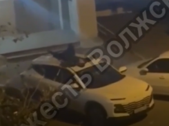 Супер Марио из Волжского: мужчина устроил прыжки по капотам, наградил двор матом и заночевал на чужом кроссовере