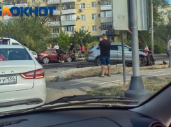 Две иномарки разворотило после ДТП у волжской школы