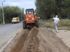 На острове Зеленом в Волжском нарезают кюветы 
