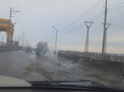 Волжане сняли на телефон знаменитый ямочный ремонт на ГЭС