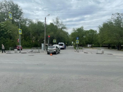 Волжанка за рулем иномарке проехала на «красный» и влетела в другое авто: есть пострадавшие 