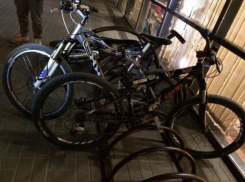 Друг помог семейной паре из Волжского найти воришку, который угнал их крутые велобайки 