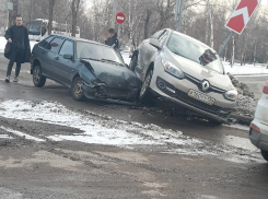 Автомобиль на автомобиле: страшное ДТП случилось в Волжском