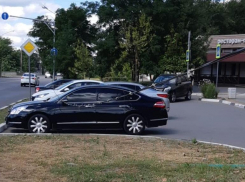 Провод обвис прямо на машины в Волжском: фото