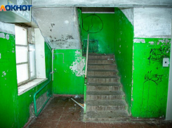 Труп мужчины несколько недель пролежал в подъезде жилого дома в Волжском