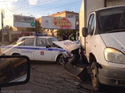 На западе Волгограда полицейская легковушка попала в ДТП 