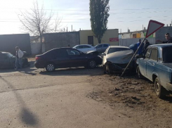 Пять автомобилей столкнулись в Волжском: два человека пострадали
