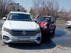 Matiz «всмятку», водитель в больнице: две волжанки не поделили дорогу