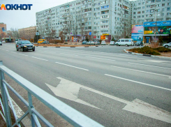 Тратим рубль - экономим десять: дорожные трещины в Волжском заполнили новой мастикой 