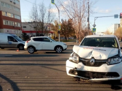 Такси протаранило Nissan Juke на перекрестке в Волжском
