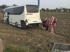 Автобус с пассажирами «Волжский-Геленджик» улетел в кювет на трассе
